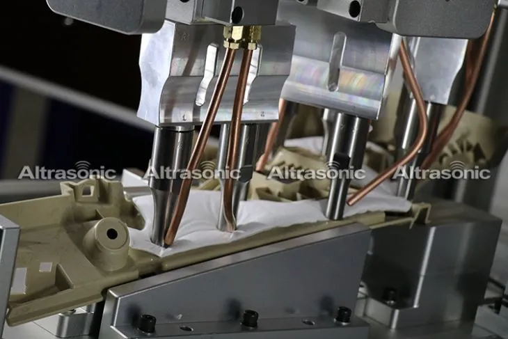 Máquina de soldadura de algodón ultrasónica a prueba de sonido de cabezales múltiples