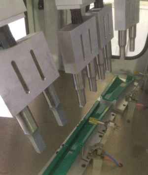 Máquina de soldadura plana de piezas de plástico de un pilar del automóvil